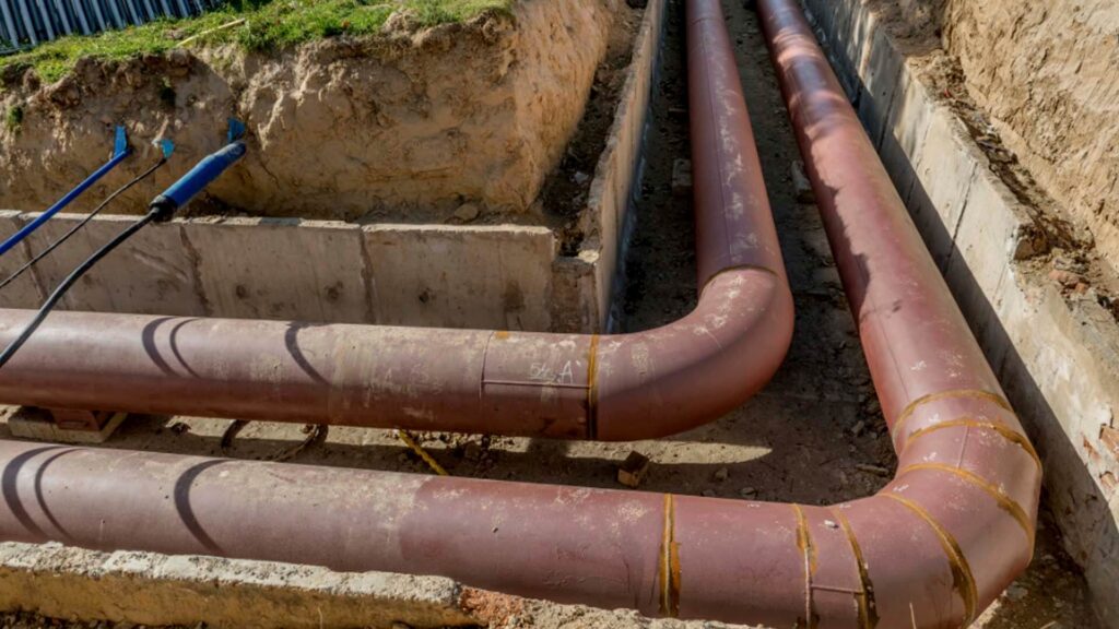 An uncovered layer of old-looking main pipes